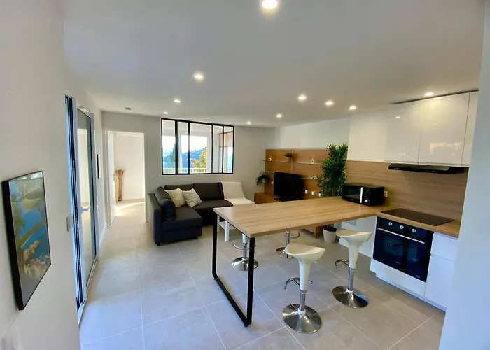 Renovated 1-bedroom With Sea View And Large Balcony Aiguebelle