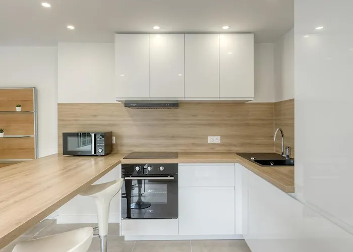 Renovated 1-bedroom With Sea View And Large Balcony Aiguebelle * Le Lavandou